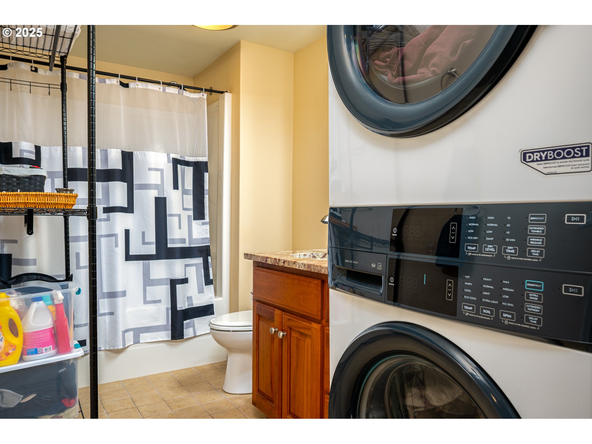 1548 River Road, Unit 401 Longview, WA 98632 - Photo 13 of 34 a view of living room washer and dryer