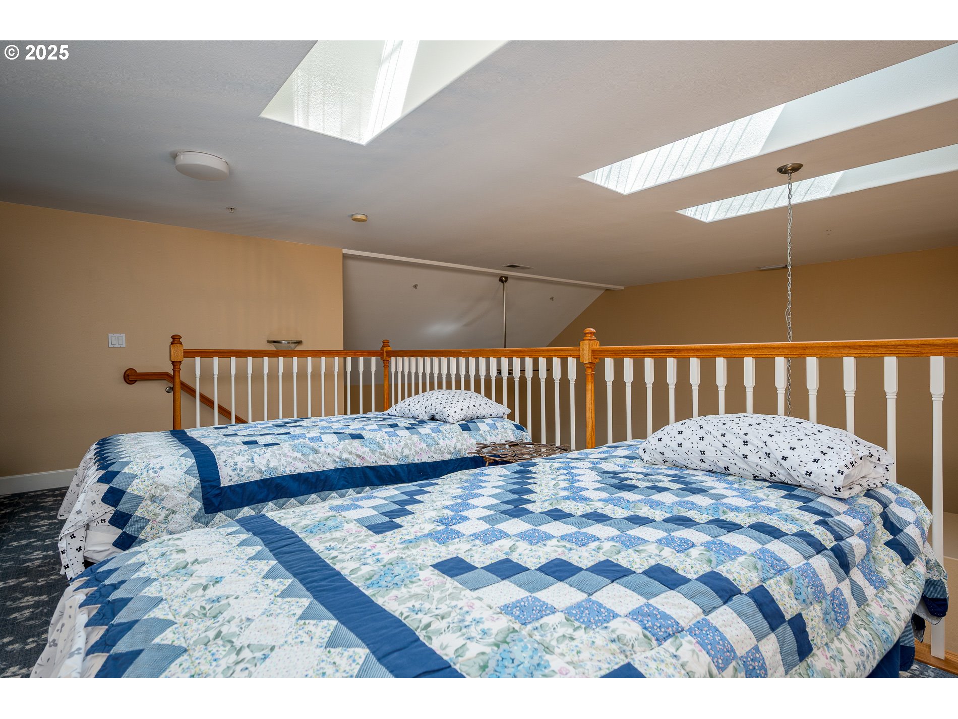 1548 River Road, Unit 401 Longview, WA 98632 - Photo 15 of 34 a bedroom with a bed and a window