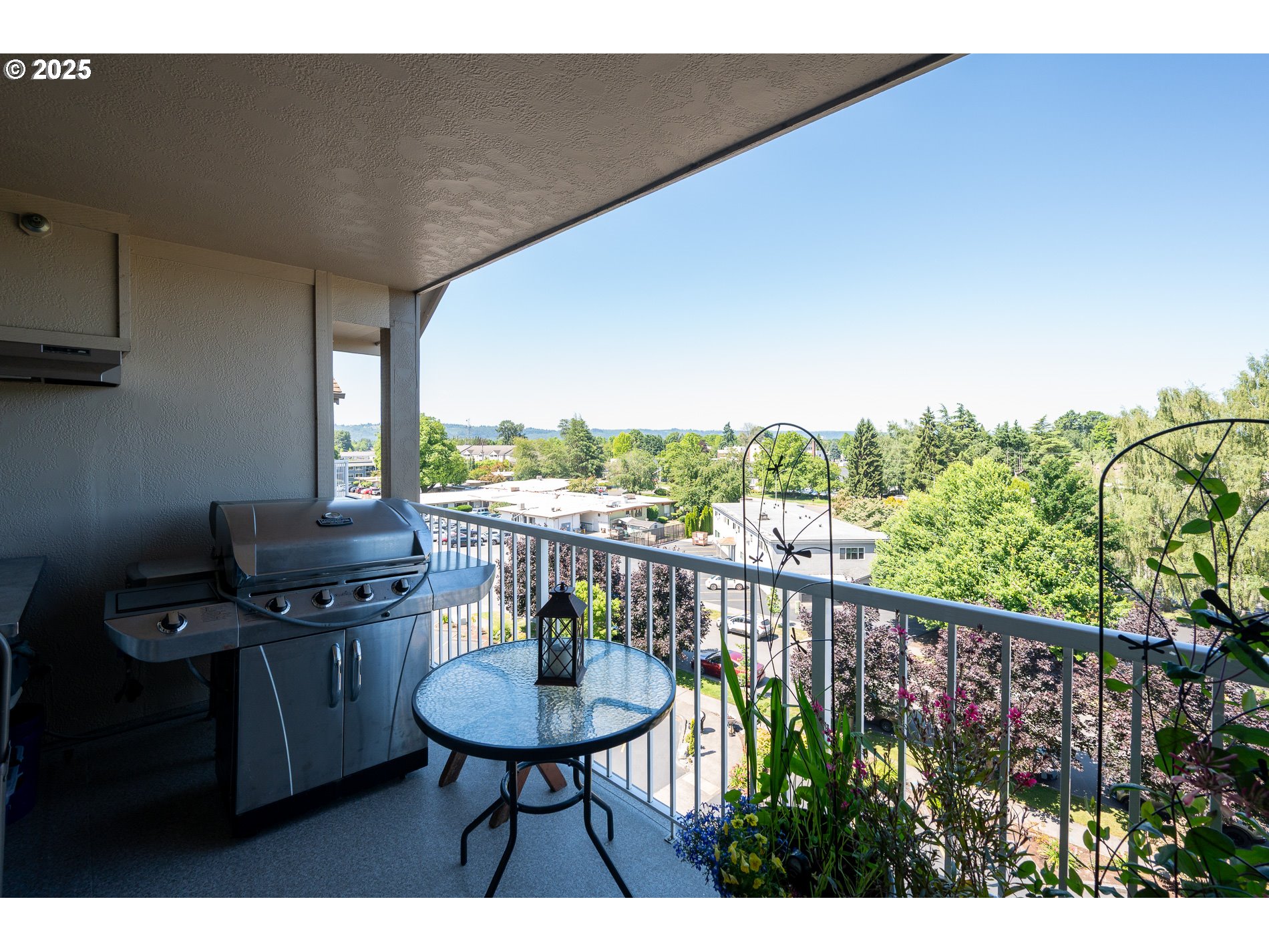 1548 River Road, Unit 401 Longview, WA 98632 - Photo 18 of 34 a balcony with table and chairs