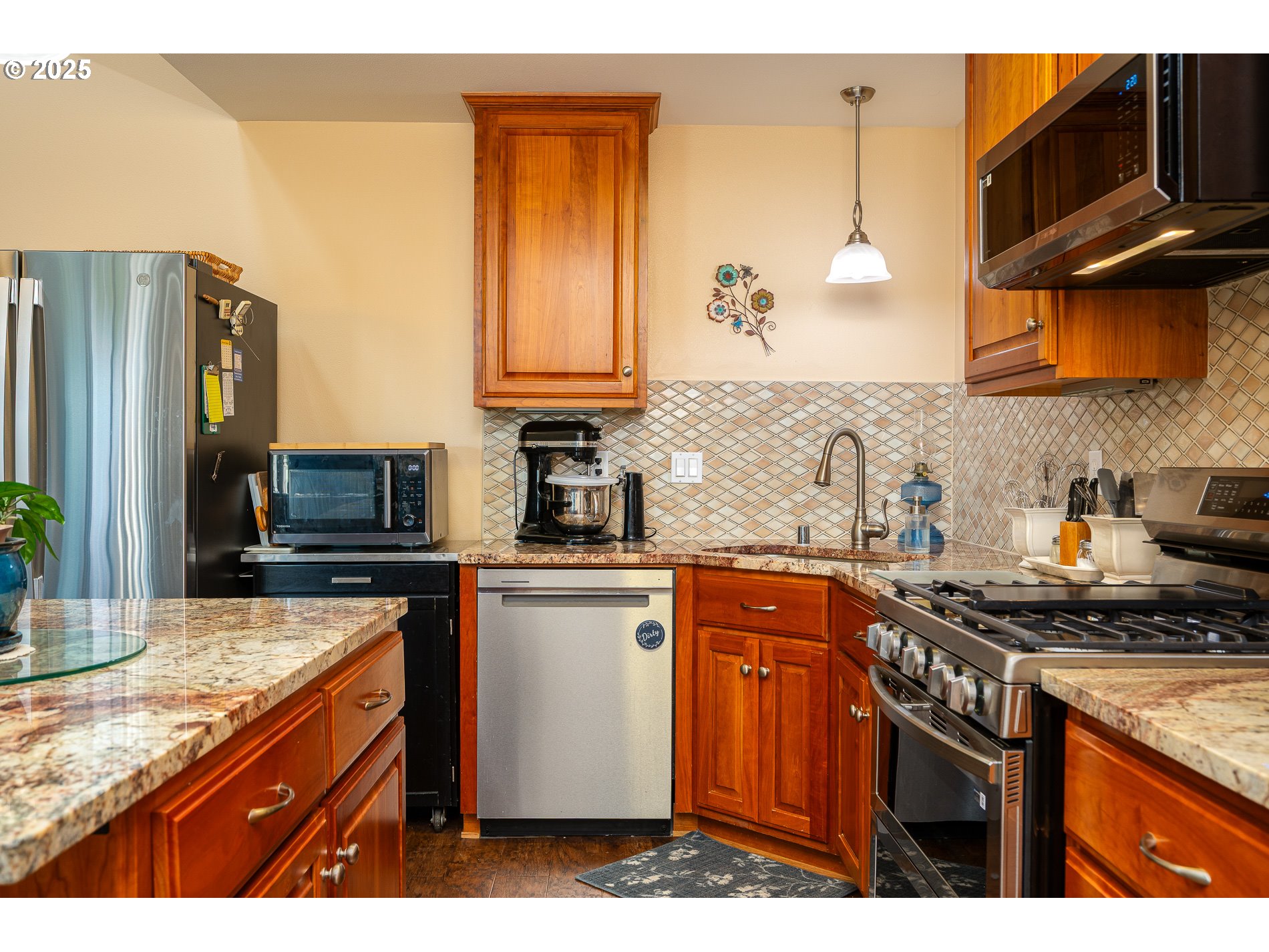 1548 River Road, Unit 401 Longview, WA 98632 - Photo 3 of 34 a kitchen with stainless steel appliances granite countertop a stove a sink and a microwave