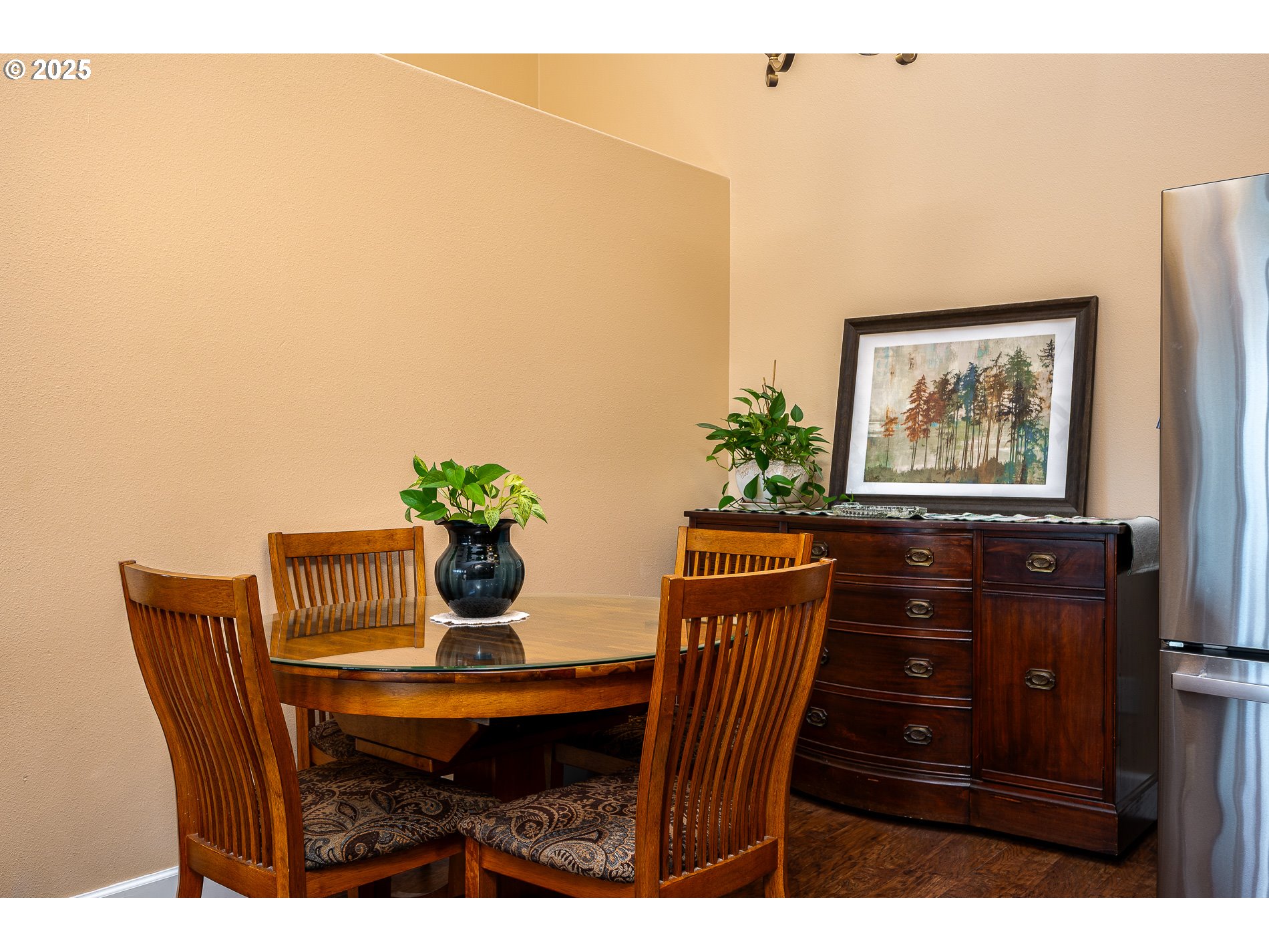 1548 River Road, Unit 401 Longview, WA 98632 - Photo 4 of 34 a dining room with furniture and window
