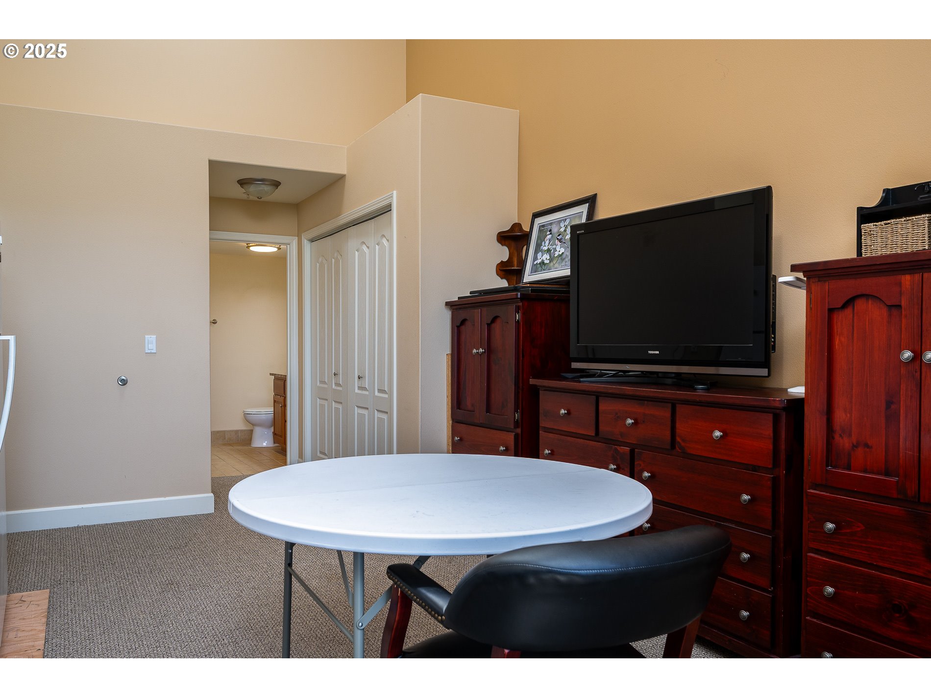 1548 River Road, Unit 401 Longview, WA 98632 - Photo 7 of 34 a living room with furniture and a flat screen tv