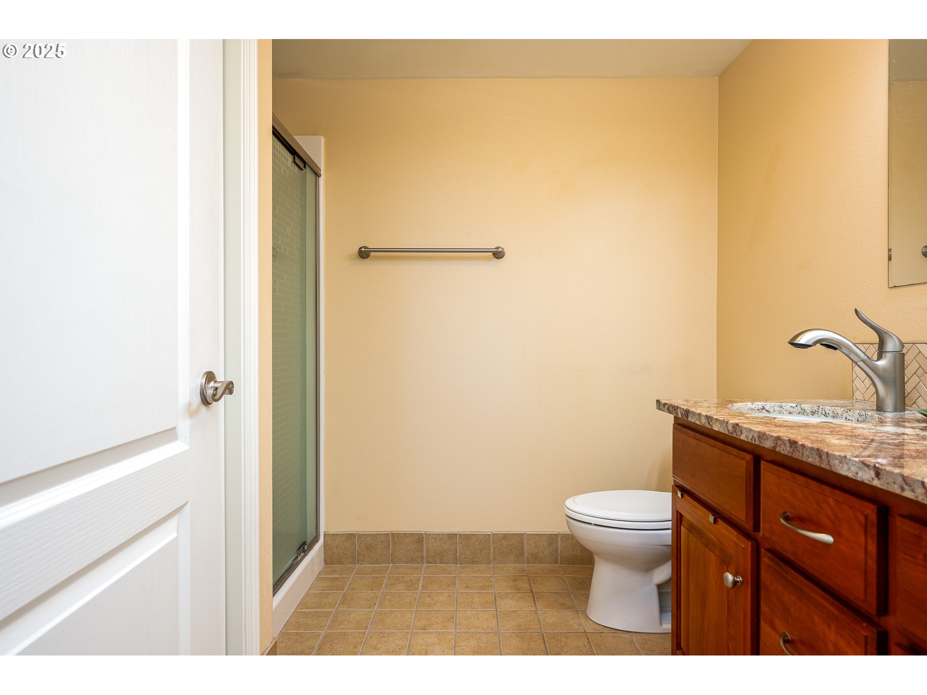 1548 River Road, Unit 401 Longview, WA 98632 - Photo 9 of 34 a bathroom with a granite countertop toilet and a sink