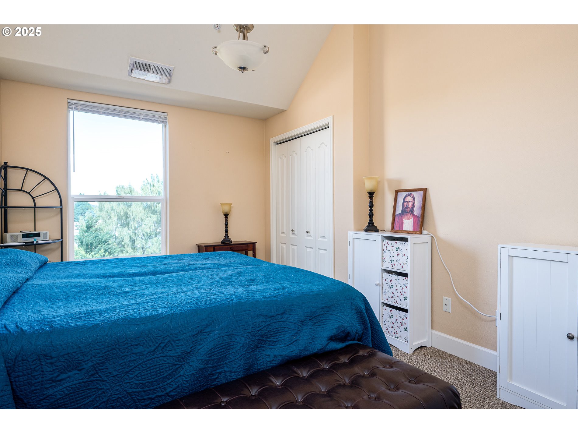 1548 River Road, Unit 401 Longview, WA 98632 - Photo 10 of 34 a bedroom with a bed and a window