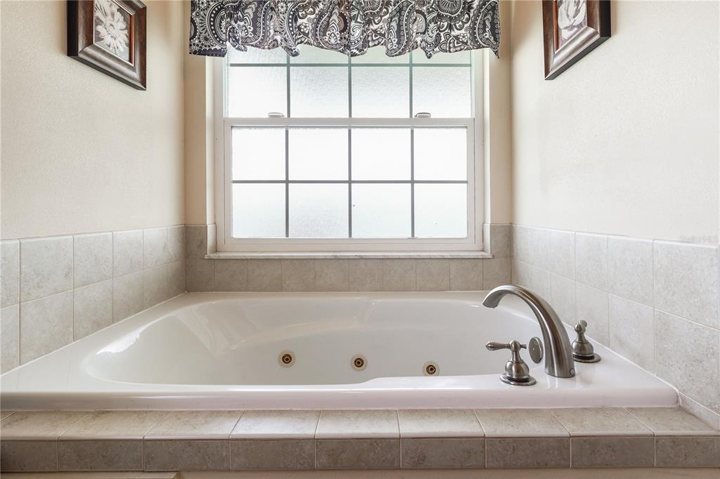 7290 Northeast 106 Terrace Bronson, FL 32621 - Photo 36 of 40 a bathroom with bathtub