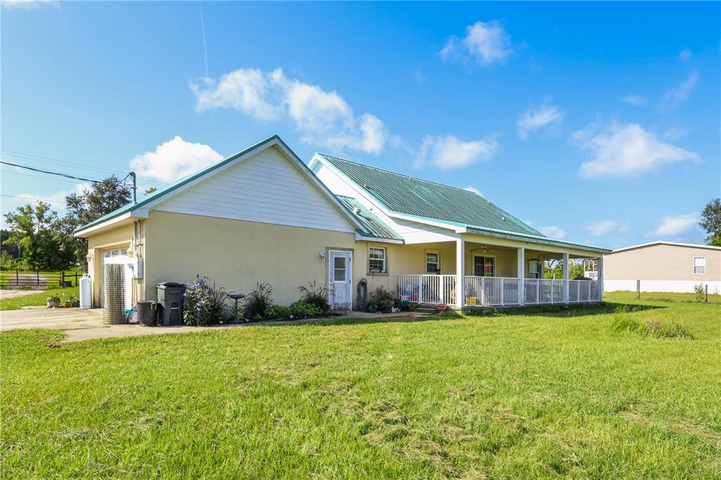 7290 Northeast 106 Terrace Bronson, FL 32621 - Photo 4 of 40 a front view of house with yard and green space