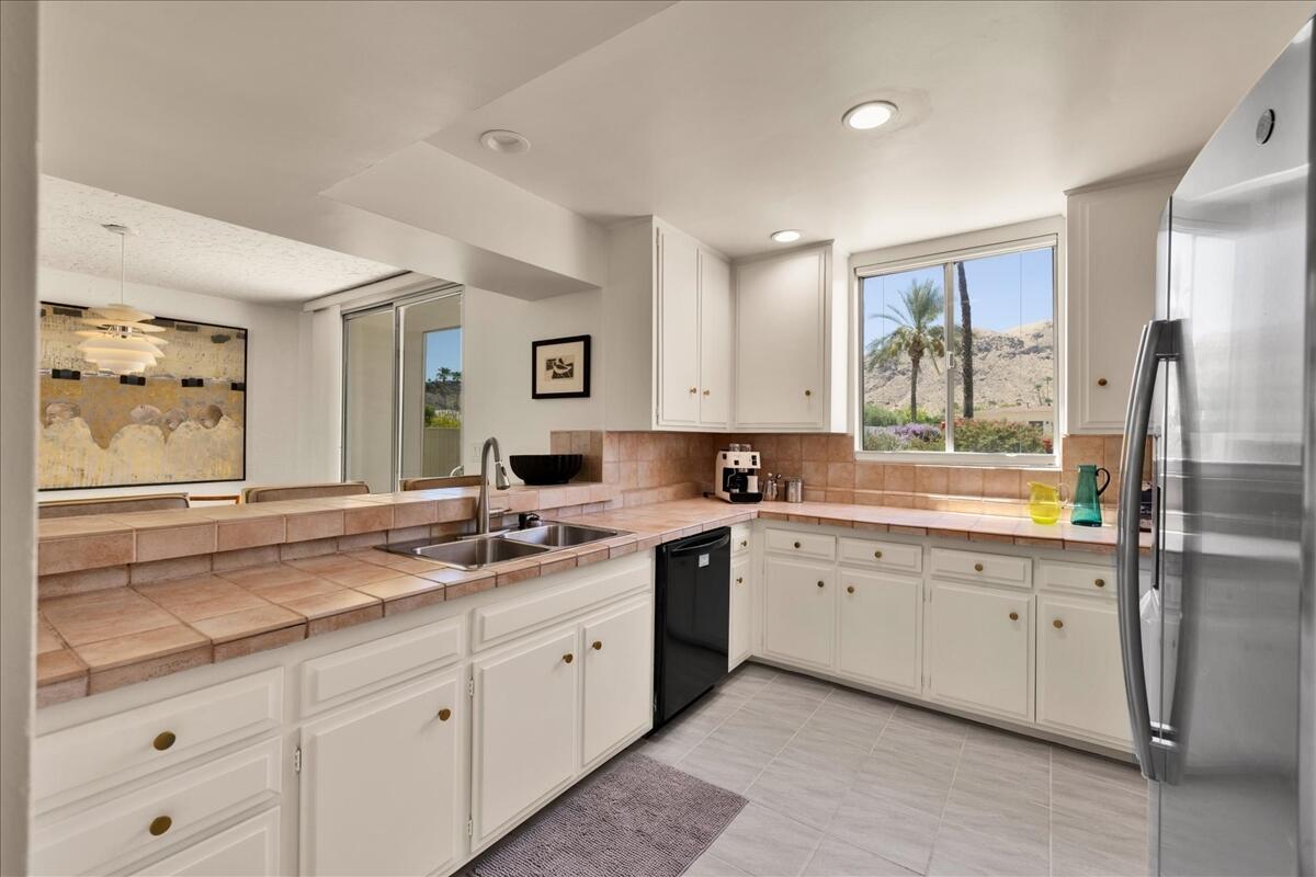 1859 Sandcliff Road Palm Springs, CA 92264 - Photo 10 of 37 Kitchen