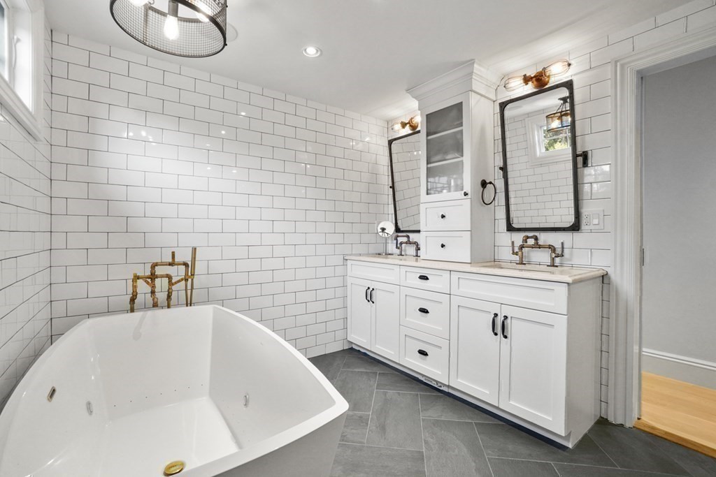 12 Swarthmore Road Wellesley, MA 02482 - Photo 27 of 38 a bathroom with a tub sink and mirror