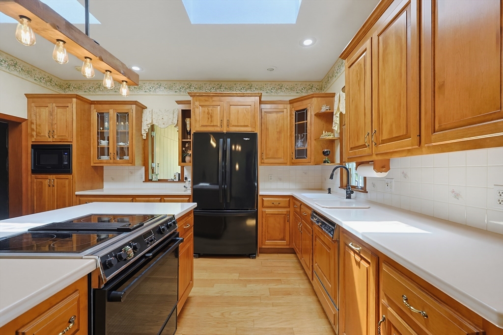 665 South Street Walpole, MA 02081 - Photo 11 of 40