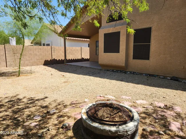 a view of back yard of the house