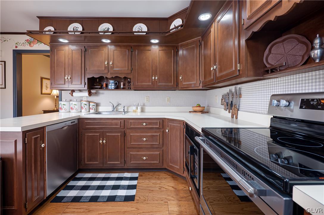 959 Barnside Road Allentown, PA 18103 - Photo 20 of 33 SS dishwasher, large counter workspace area
