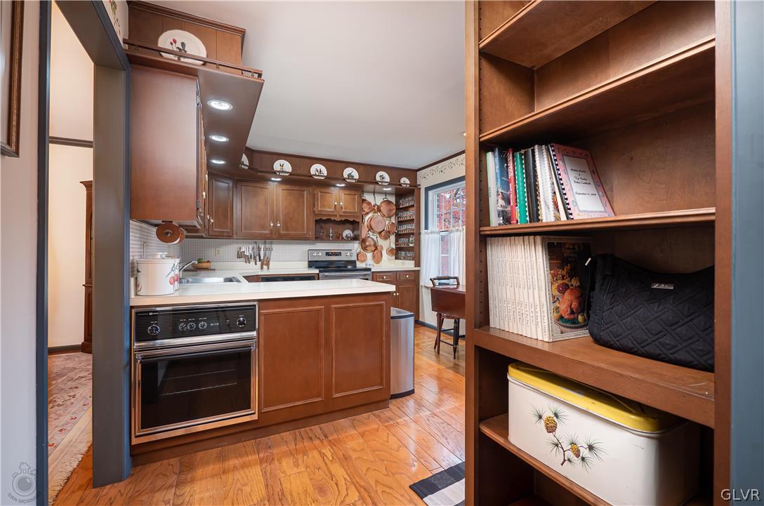 959 Barnside Road Allentown, PA 18103 - Photo 22 of 33 Built in bookcases