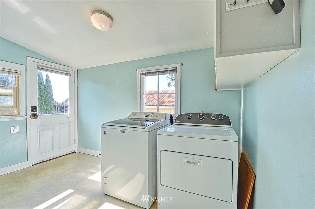 8263 Nooksack Road Everson, WA 98247 - Photo 31 of 36 a utility room with dryer and washer