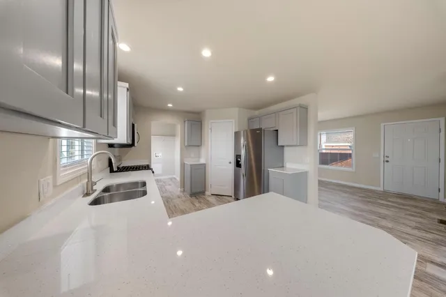 $199,950 | 317 Moffat Boulevard, Unit 7, Manteca, CA 95336