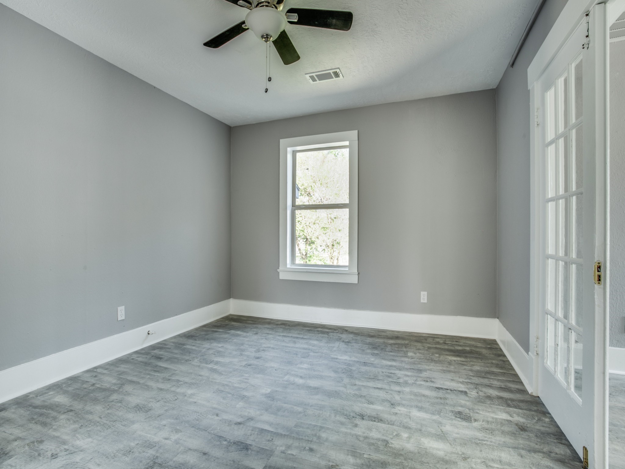 810 Maltby Street, Unit 2 Houston, TX 77011 - Photo 20 of 24 a view of an empty room with a window