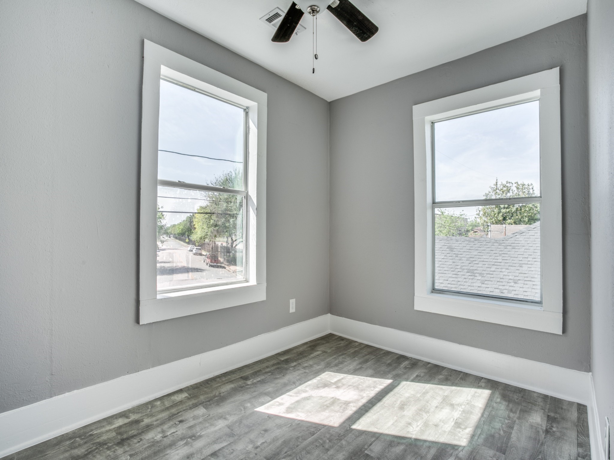 810 Maltby Street, Unit 2 Houston, TX 77011 - Photo 22 of 24 an empty room with a window