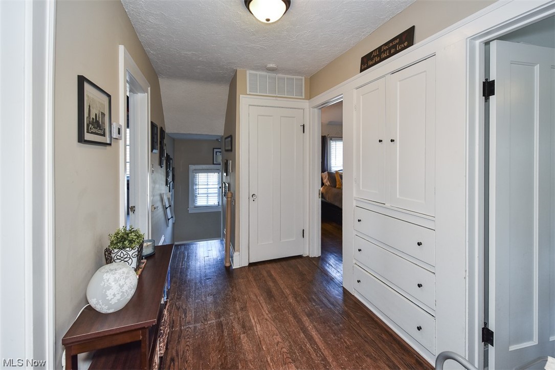 2607 Kingston Road Cleveland, OH 44118 - Photo 16 of 35