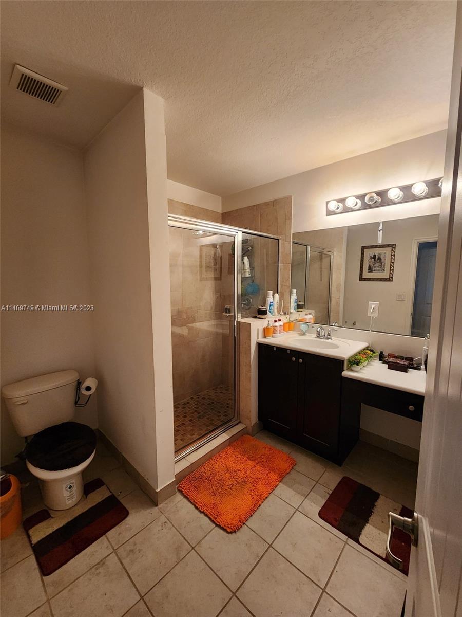 13986 Southwest 276th Street Homestead, FL 33032 - Photo 6 of 28 a room with a washing machine and a sink