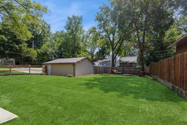 a view of a back yard