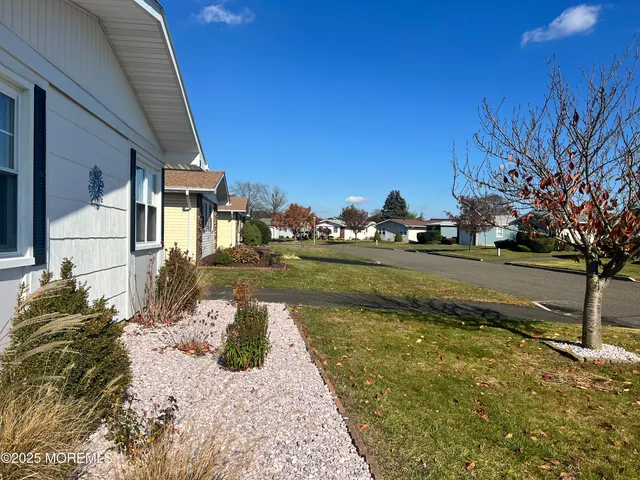 a view of yard with green space