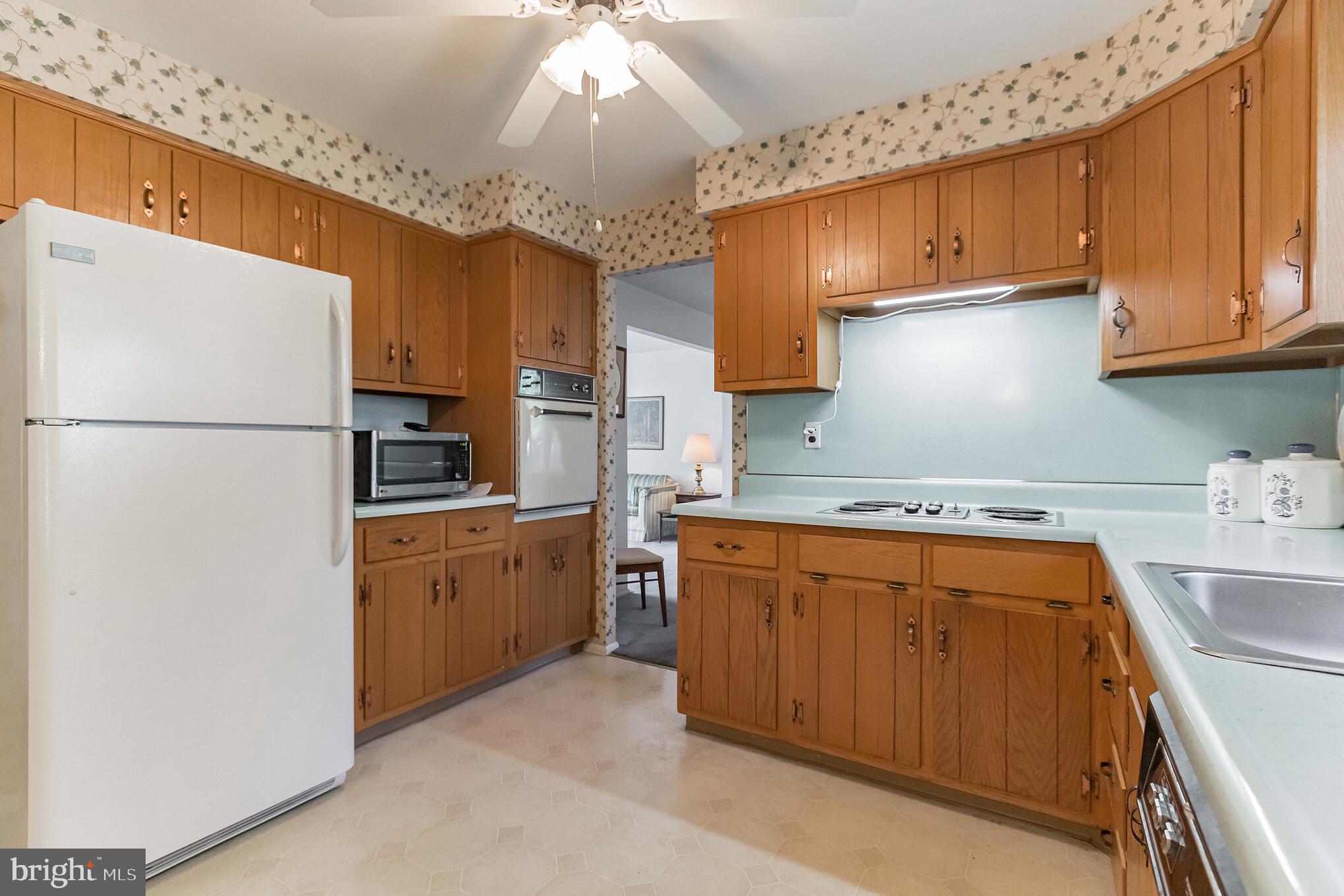 9 Locust Grove Road Cherry Hill, NJ 08003 - Photo 11 of 29 Newer fridge