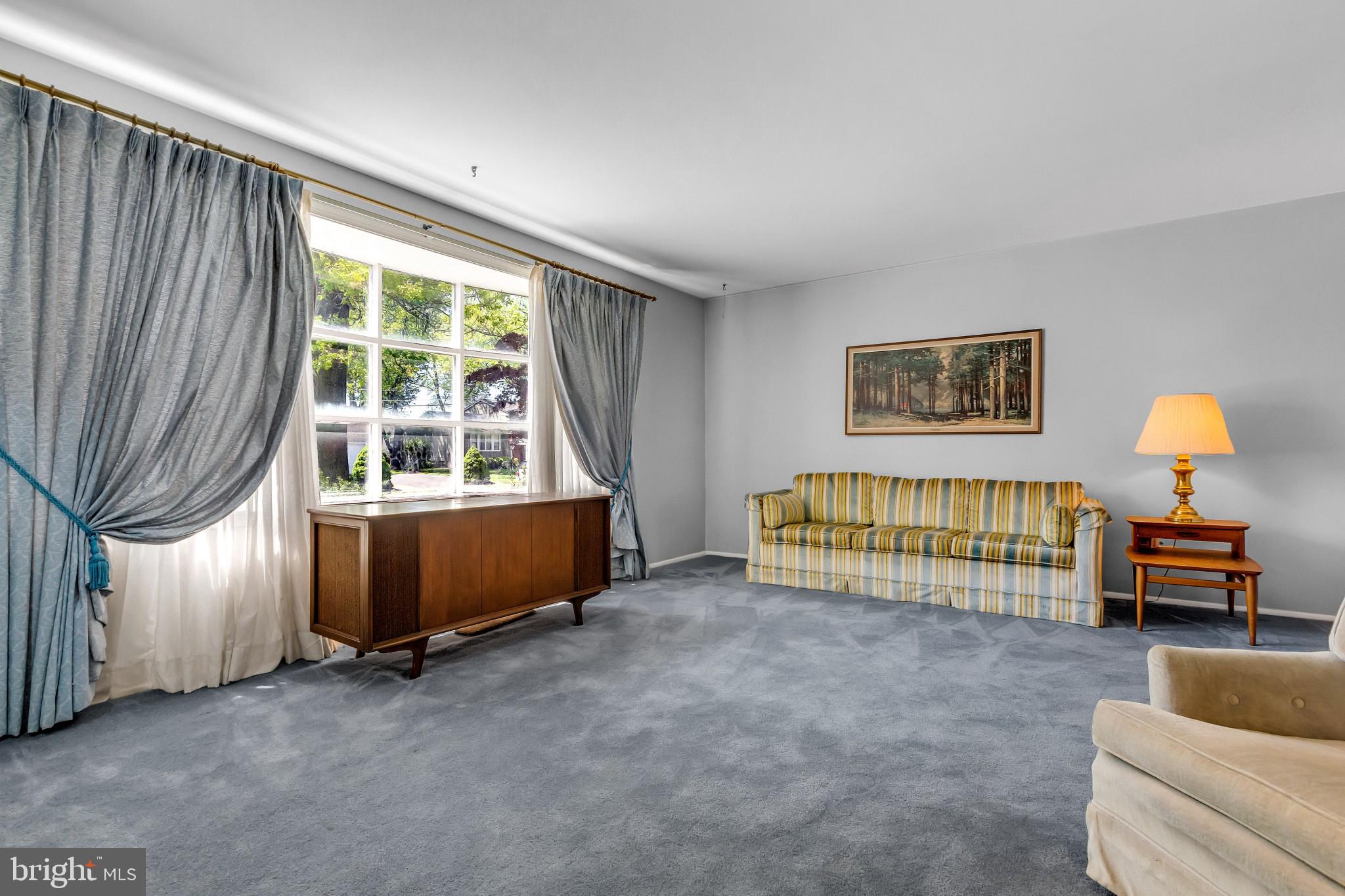 9 Locust Grove Road Cherry Hill, NJ 08003 - Photo 4 of 29 Spacious Living Room with bay window