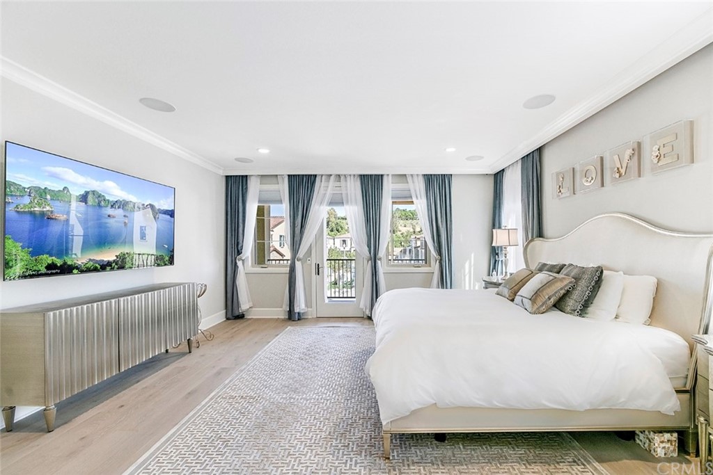 65 Rockinghorse Irvine, CA 92602 - Photo 23 of 51 a spacious bedroom with a bed and a large window