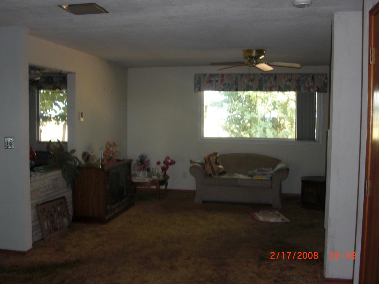 550 Wellner Road Outlook, WA 98938 - Photo 4 of 4 a living room with furniture and a window