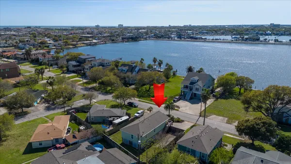 $2,500 | 1618 Bayou Shore Drive, Galveston, TX 77551