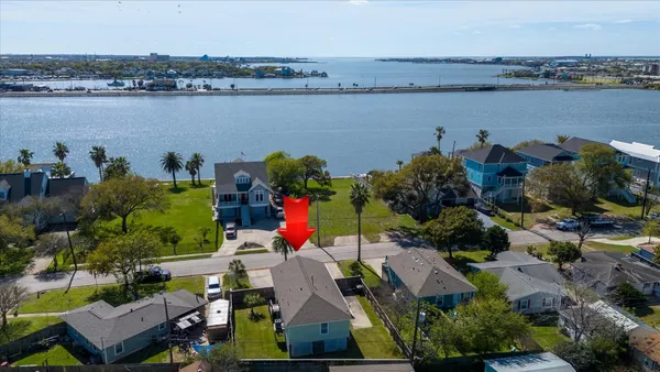 $2,500 | 1618 Bayou Shore Drive, Galveston, TX 77551