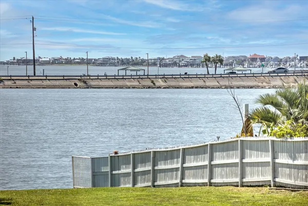 $2,500 | 1618 Bayou Shore Drive, Galveston, TX 77551