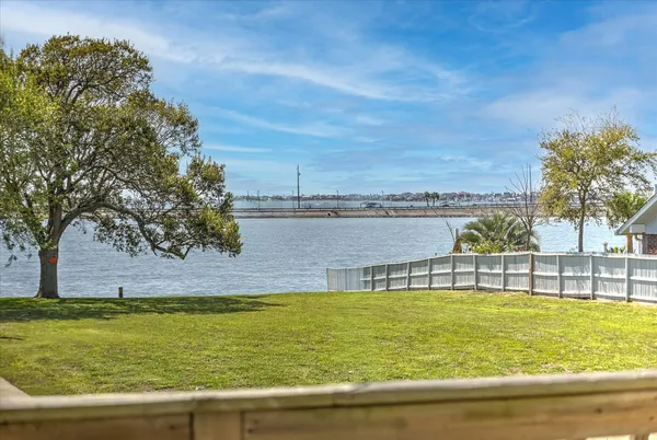 $2,500 | 1618 Bayou Shore Drive, Galveston, TX 77551