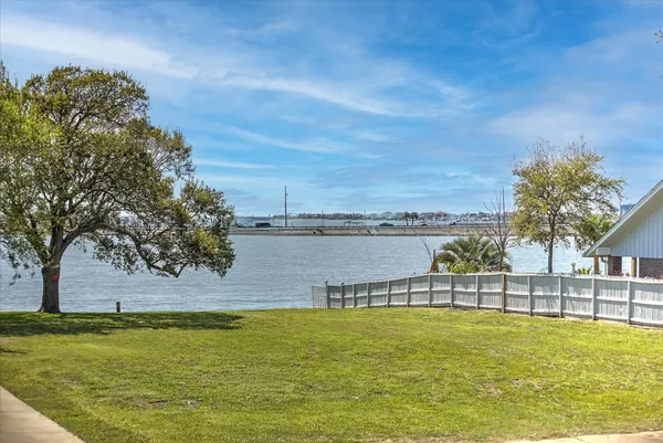 $2,500 | 1618 Bayou Shore Drive, Galveston, TX 77551