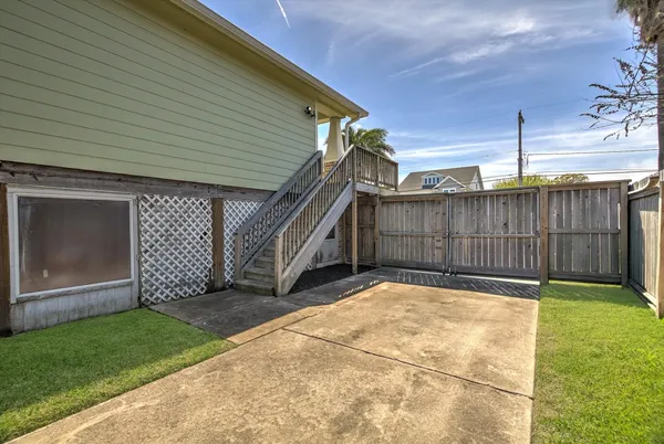 $2,500 | 1618 Bayou Shore Drive, Galveston, TX 77551