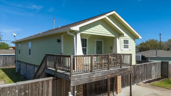 $2,500 | 1618 Bayou Shore Drive, Galveston, TX 77551