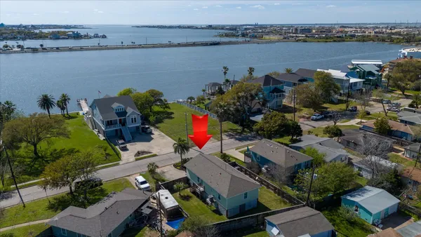 $2,500 | 1618 Bayou Shore Drive, Galveston, TX 77551