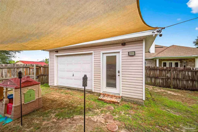 a view of a backyard