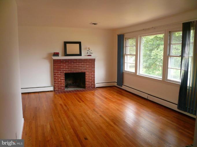 2724 Riva Road Annapolis, MD 21401 - Photo 2 of 14 Living Room