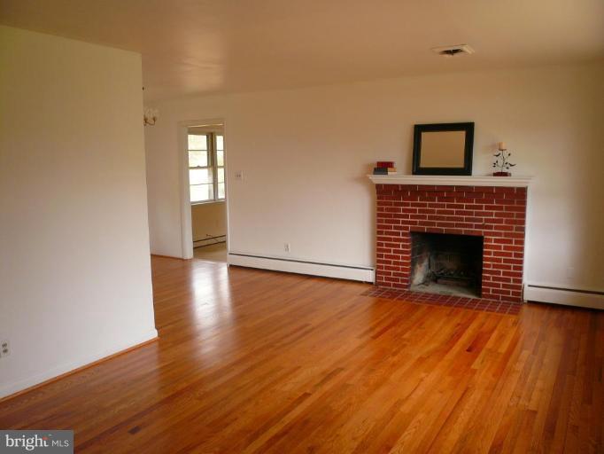 2724 Riva Road Annapolis, MD 21401 - Photo 3 of 14 Living Room #2