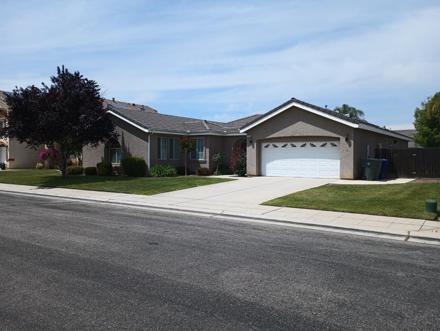 2979 Duncan Avenue Clovis, CA 93611 - Photo 3 of 27 a front view of a house with a yard
