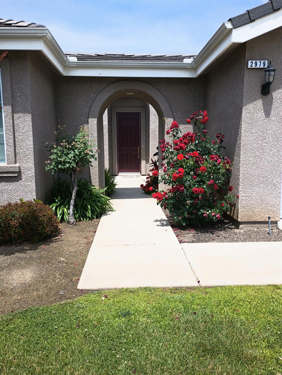 2979 Duncan Avenue Clovis, CA 93611 - Photo 4 of 27 a front view of a house with a garden