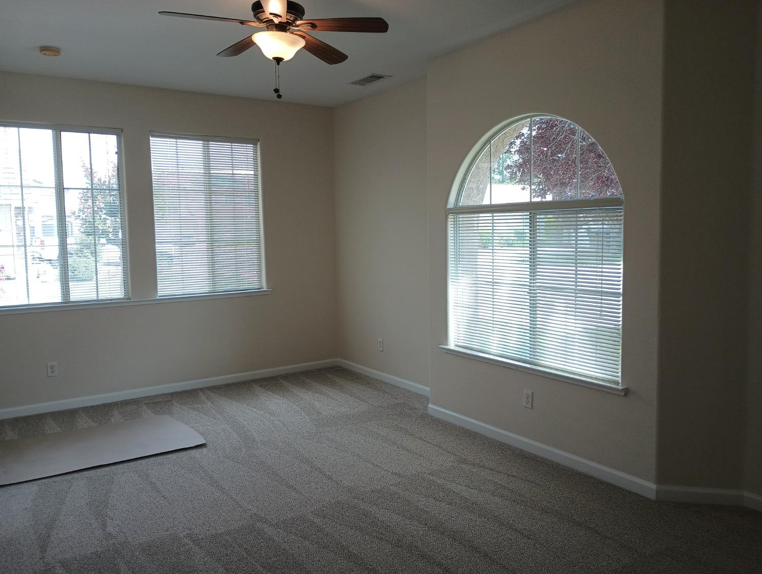 2979 Duncan Avenue Clovis, CA 93611 - Photo 10 of 27 an empty room that has a window