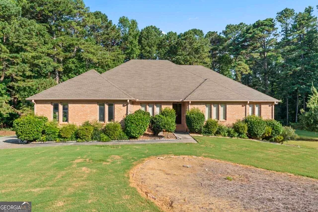 a view of a house with yard and green space