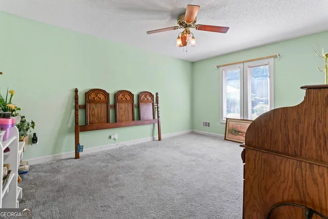 a view of a livingroom with furniture and ceiling fan