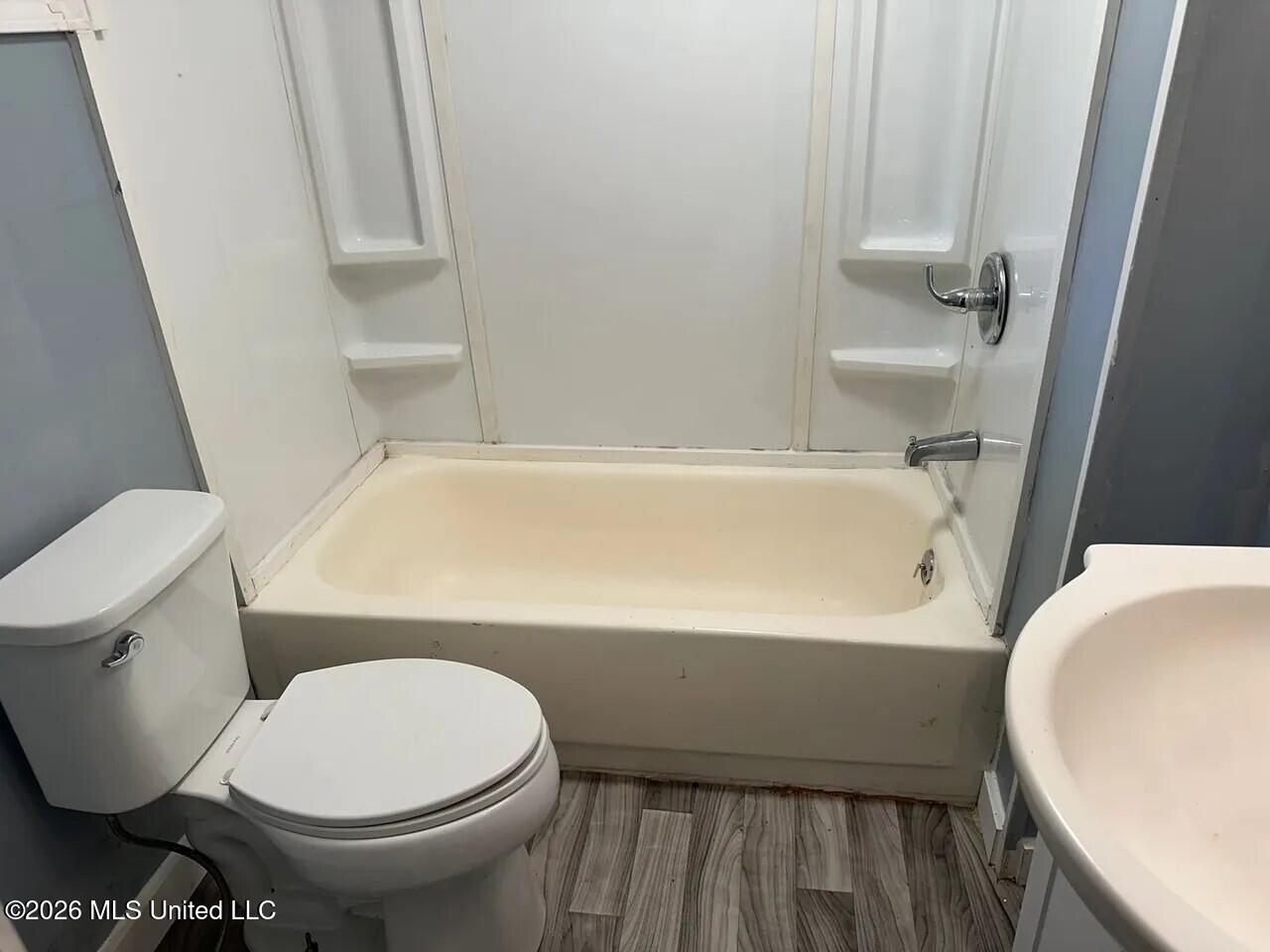 1603 Winchester Street Jackson, MS 39211 - Photo 6 of 7 Bathroom2