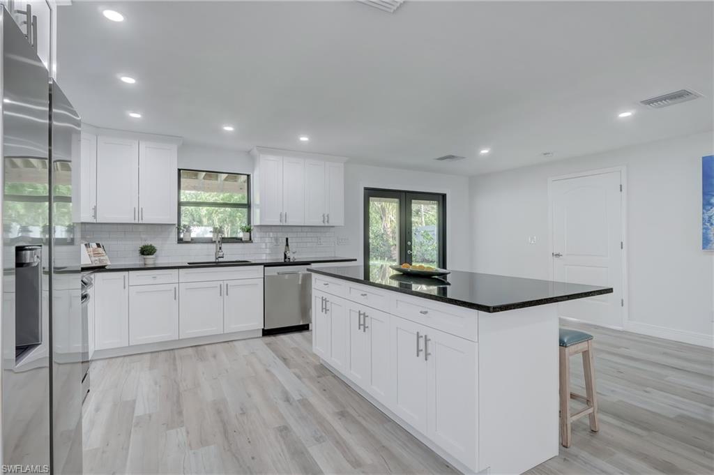 1286 Solana Road Naples, FL 34103 - Photo 6 of 25 Gallery Image 6