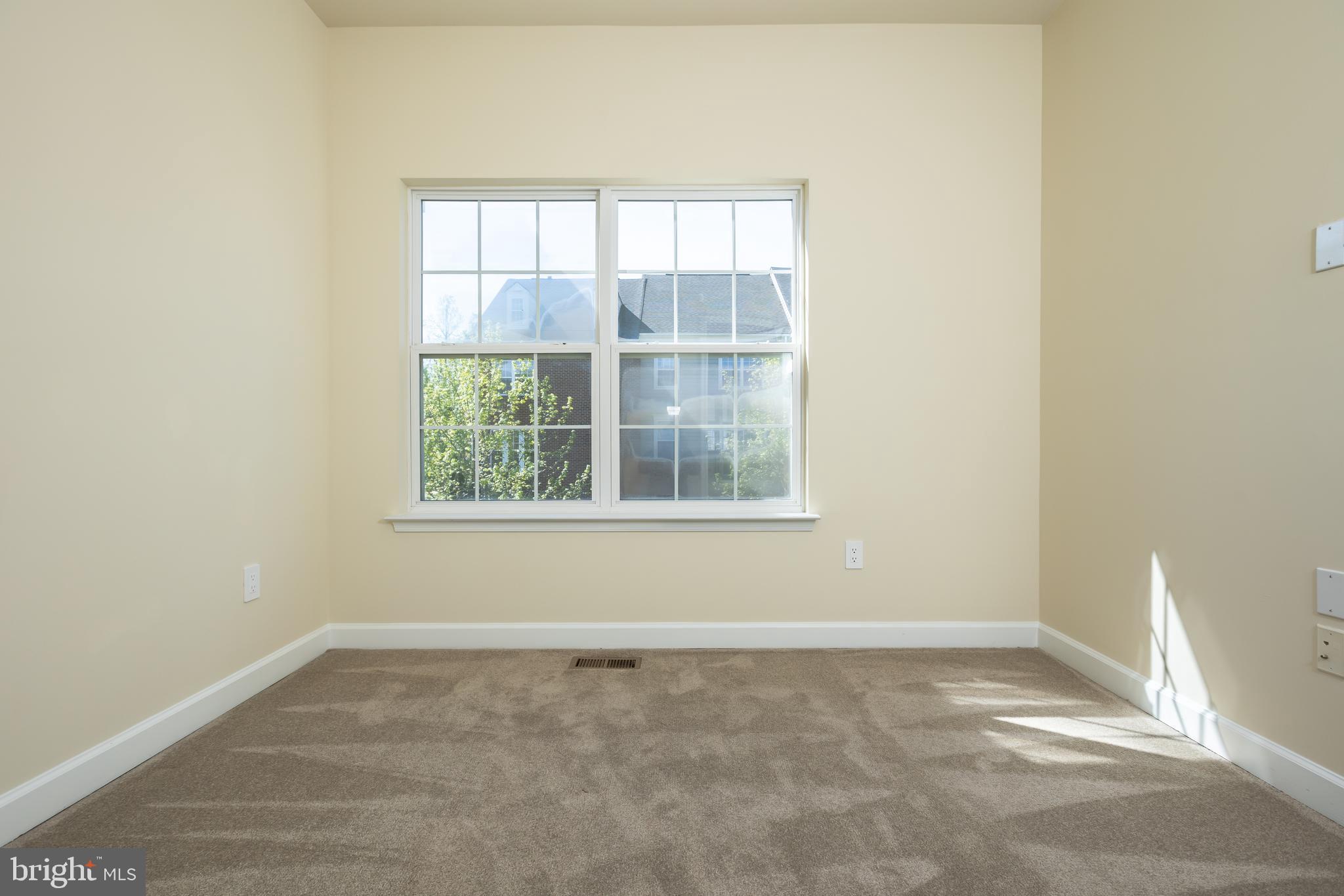637 Spectator Avenue Landover, MD 20785 - Photo 31 of 54 an empty room with a window