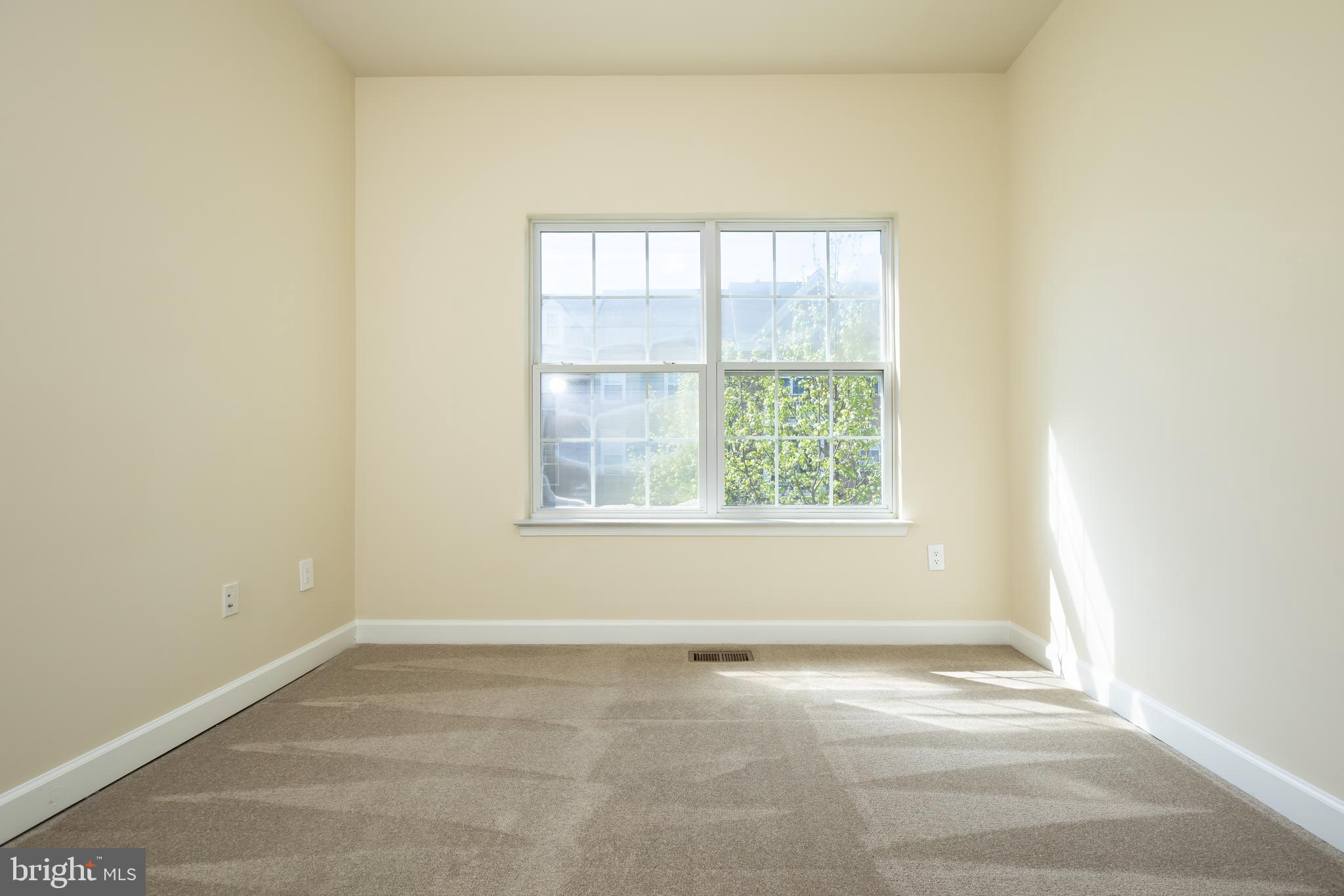 637 Spectator Avenue Landover, MD 20785 - Photo 33 of 54 an empty room with a window