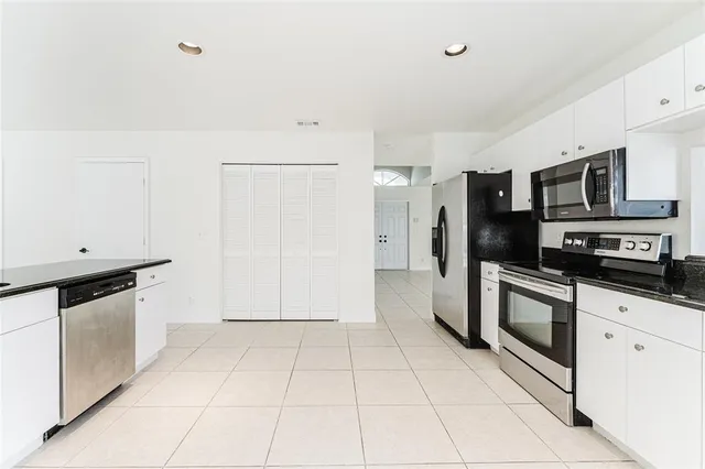 $3,700 | 10646 Lake Oak Way, Boca Raton, FL 33498