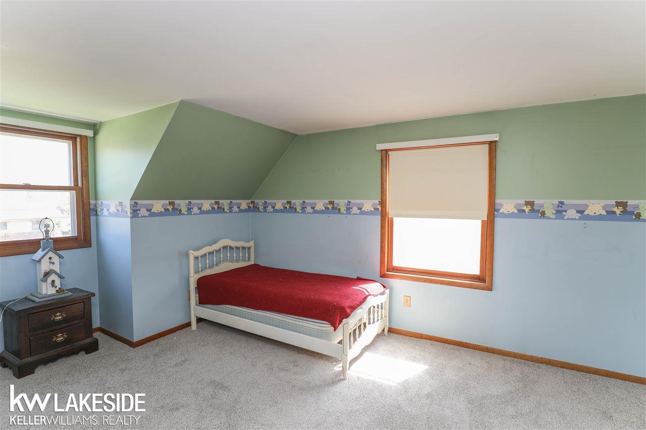 2484 Oakcrest Road Sterling Heights, MI 48310 - Photo 19 of 24 50011420-18.JPG